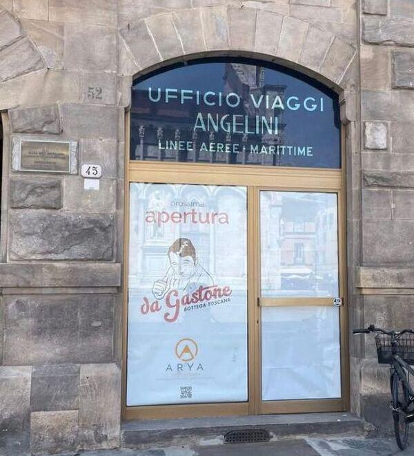 
	Il portone dell'agenzia

