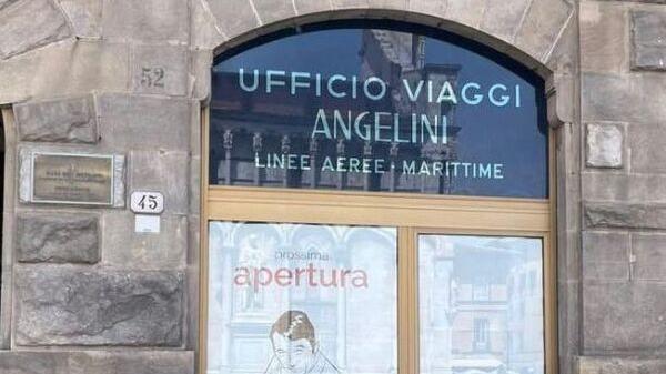 Il portone dell'agenzia