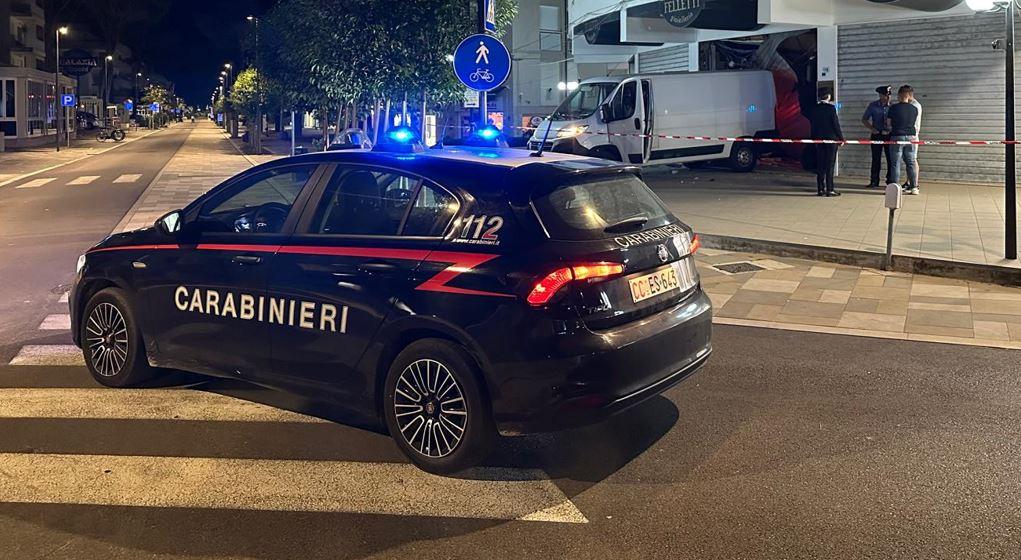 Lido Estensi, furto alla gioielleria: l’ingresso sfondato con un furgone