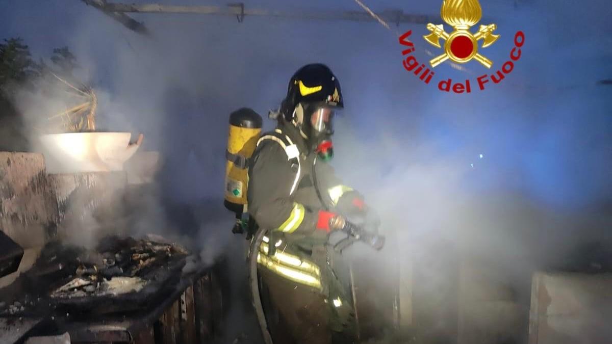 A fuoco l’area esterna di un locale notturno di Alghero