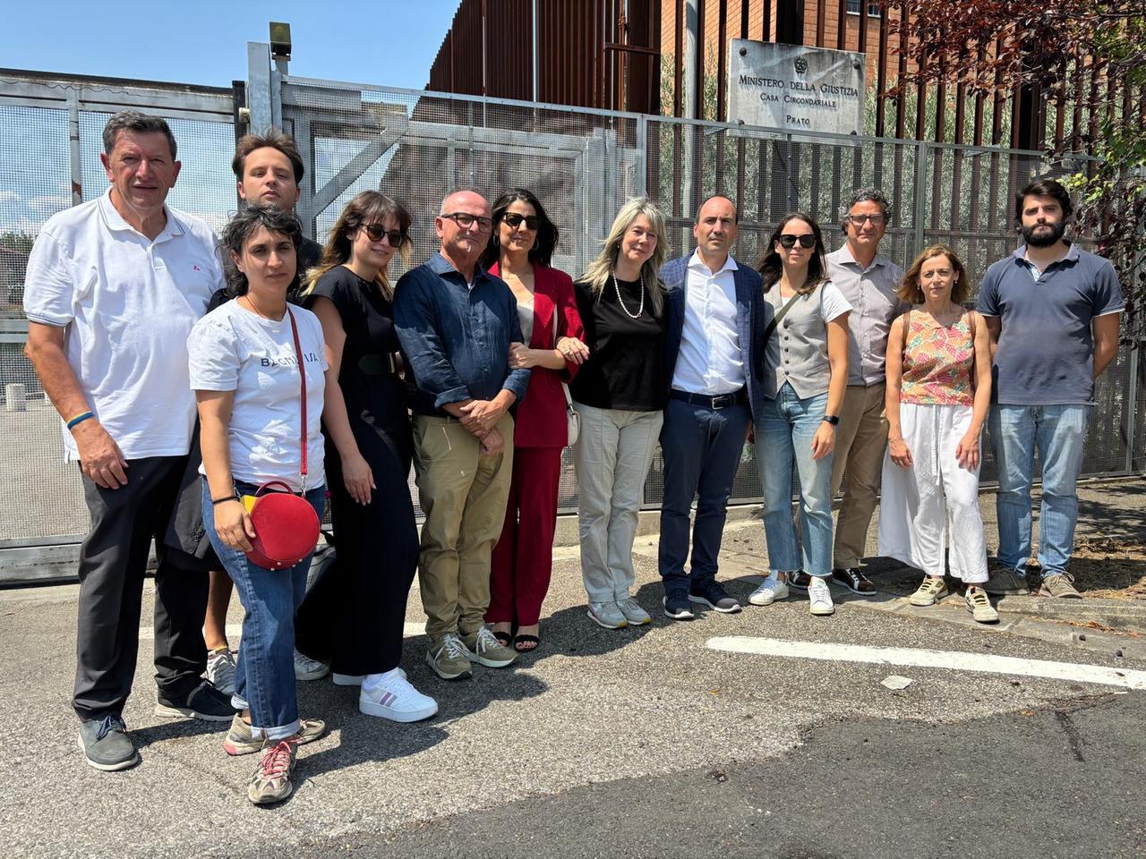 
	Avvocati e politici davanti all'ingresso della Dogaia

