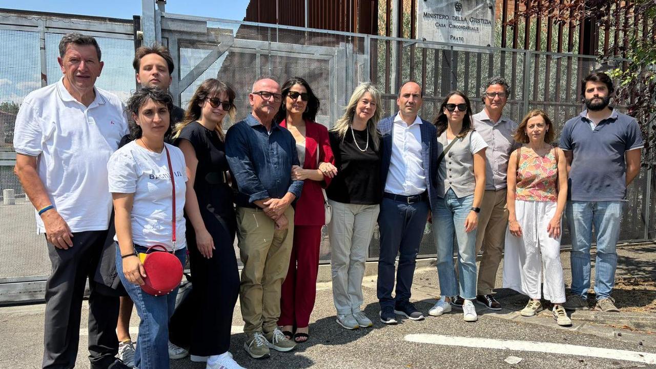 Avvocati e politici davanti all'ingresso della Dogaia