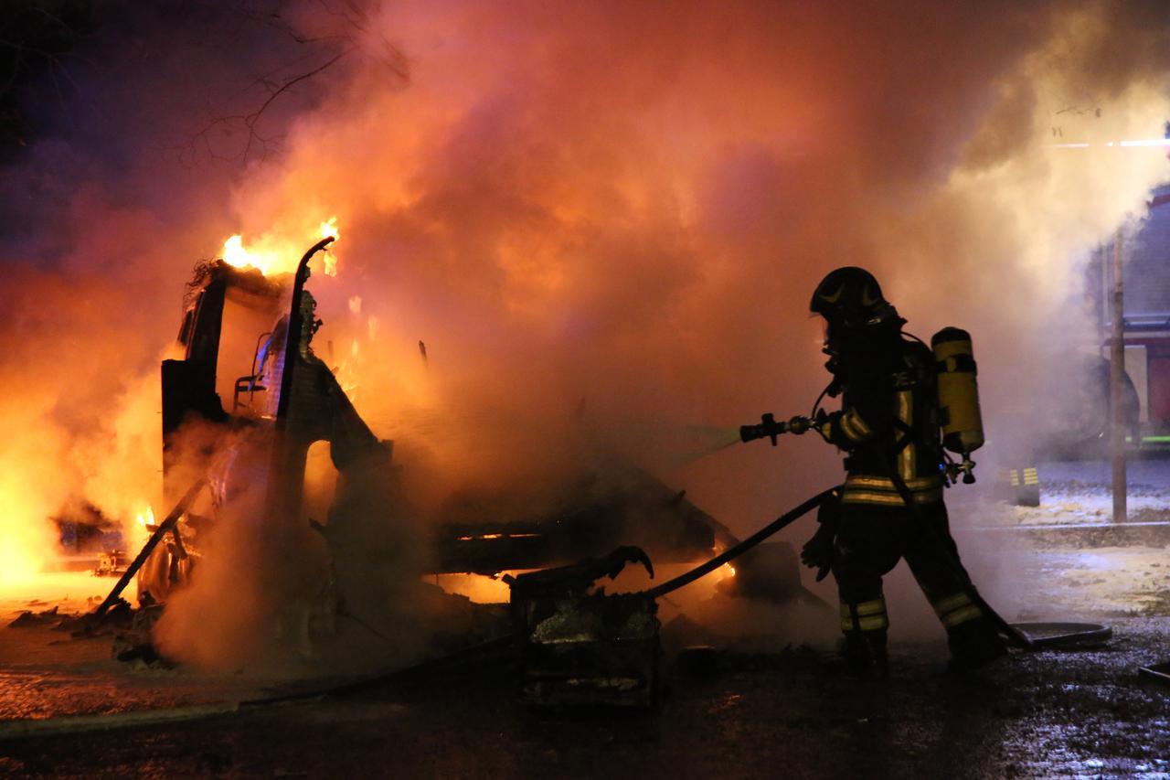 L’allarme del sindacato vigili del fuoco: «Le nostre tute sono pericolose, potrebbero contenere sostanze cancerogene»