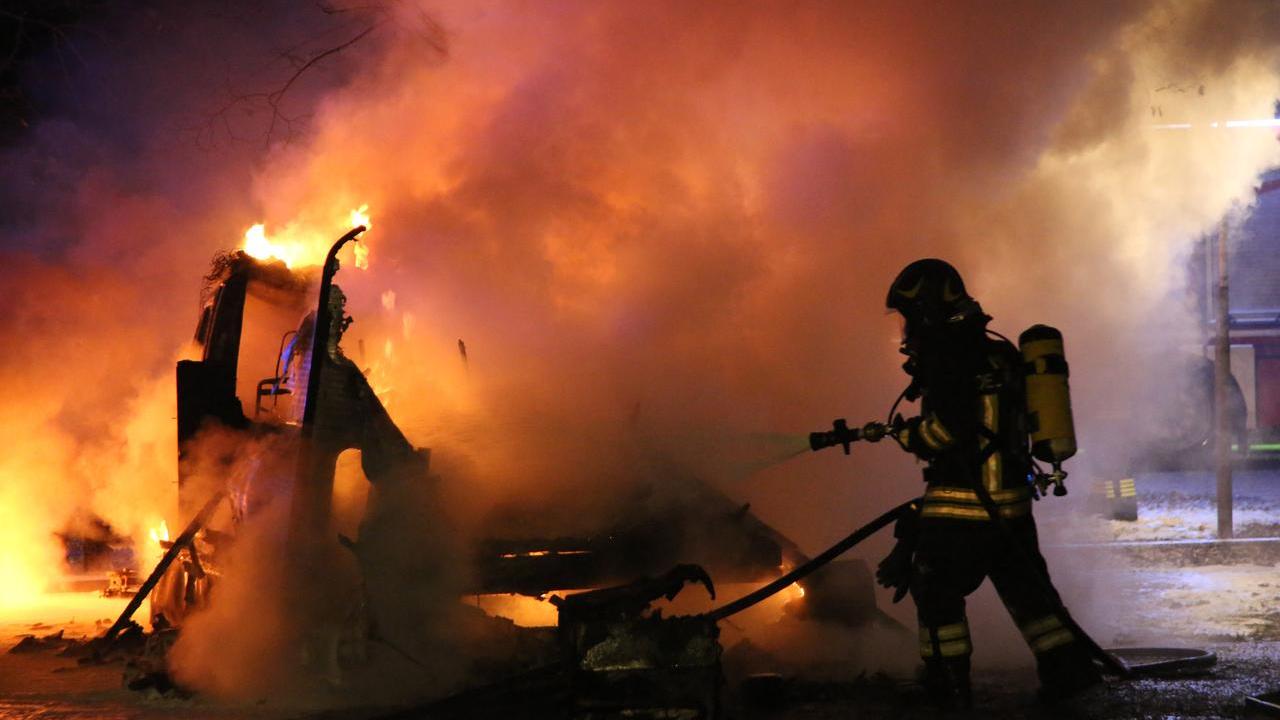L’allarme del sindacato vigili del fuoco: «Le nostre tute sono pericolose, potrebbero contenere sostanze cancerogene»