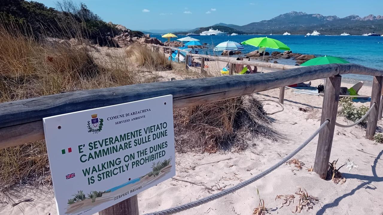 Capriccioli, ignorata la recinzione salvadune. Appello del Comune ai bagnanti