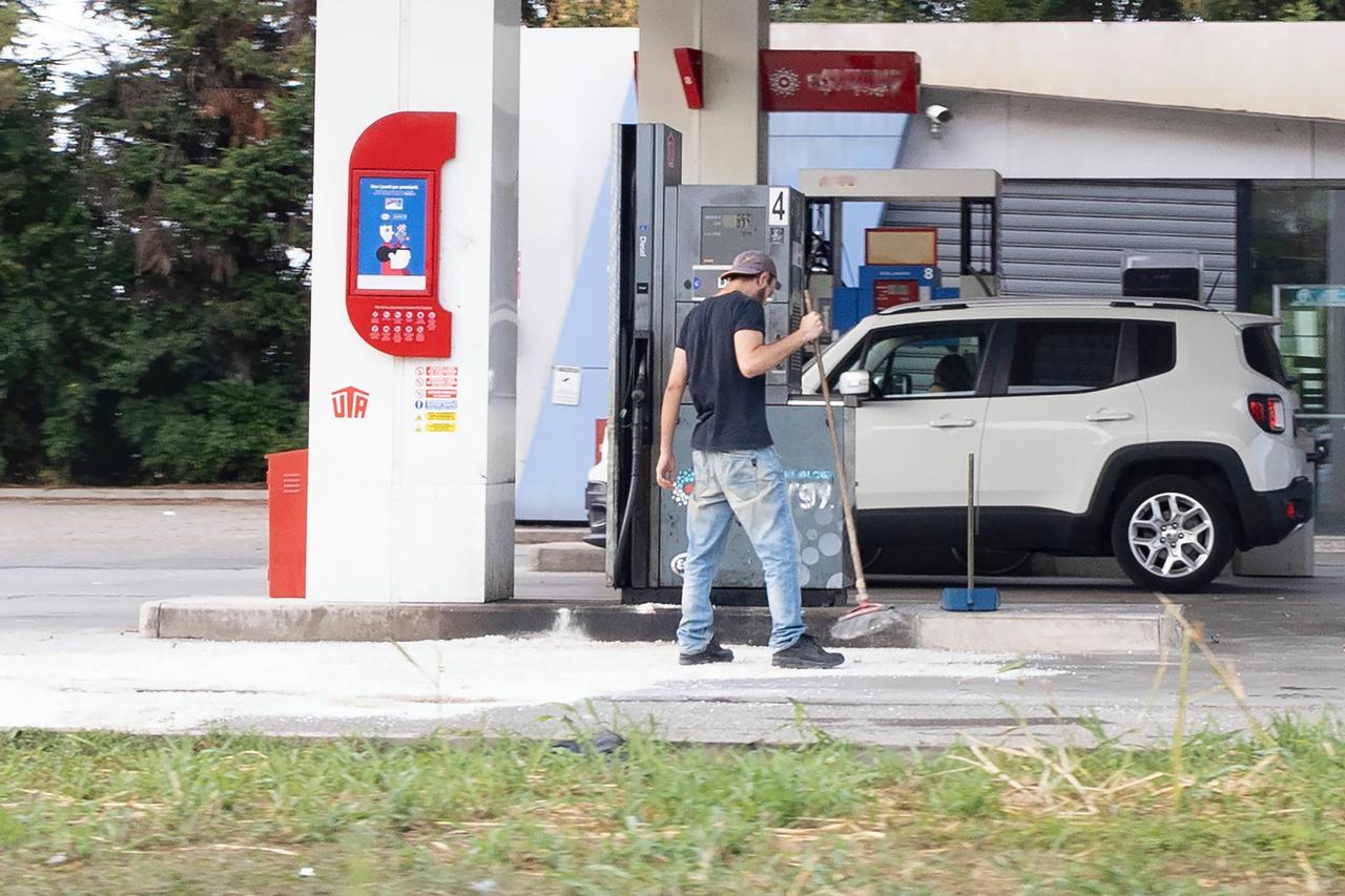 
	La pulizia nel distributore dopo l'incidente (foto di Luigi Esposito)

