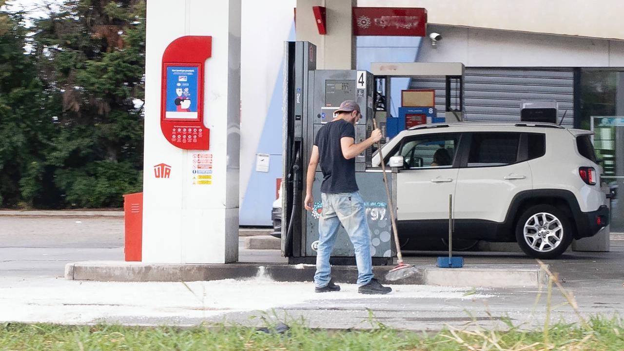 La pulizia nel distributore dopo l'incidente (foto di Luigi Esposito)
