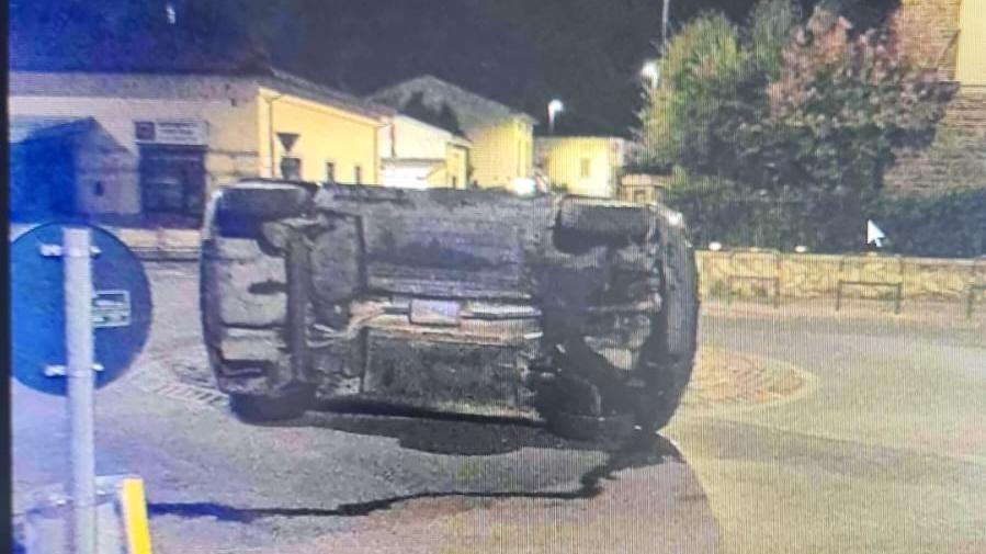 Prato, esagera con l’alcol e si ribalta con l’auto: denunciato