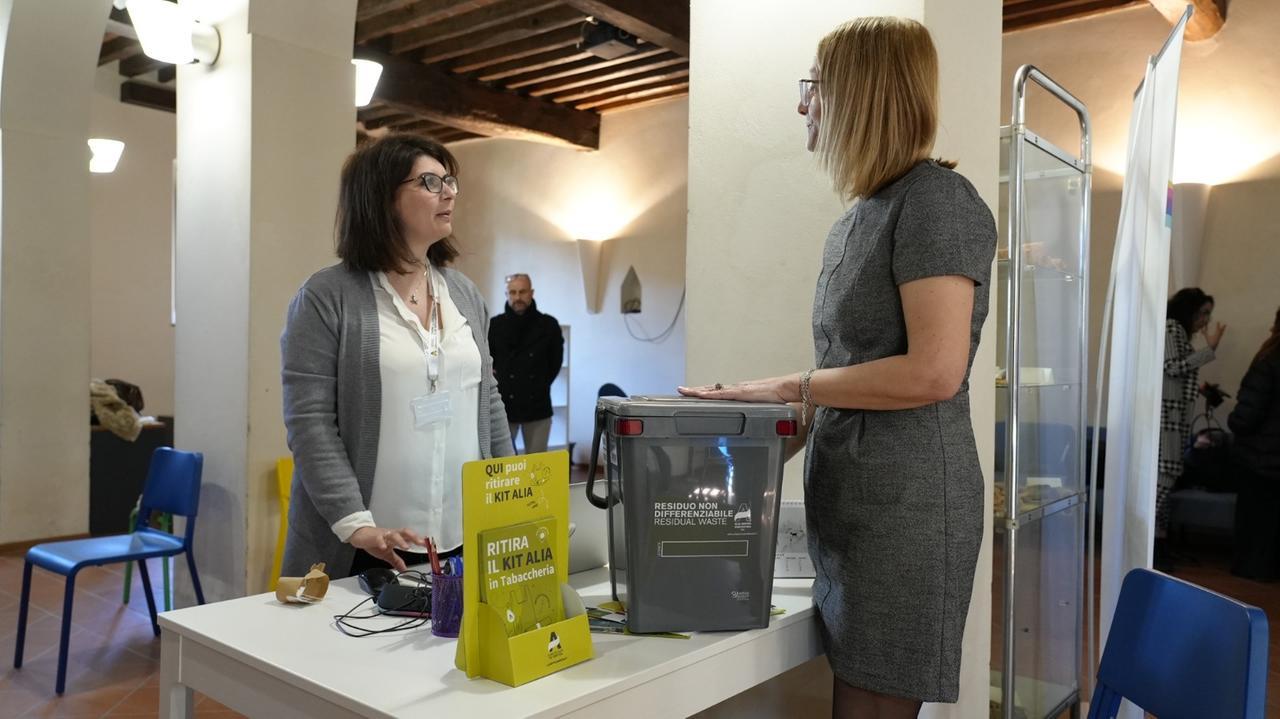 Prato, cambiano i colori della raccolta differenziata: il blu per la carta, il giallo per la plastica