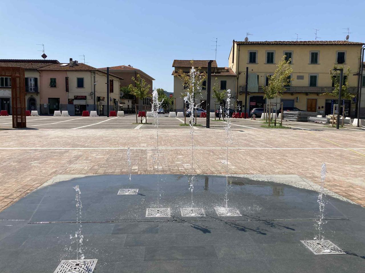 Vede la luce dopo due anni la piazza di Poggio a Caiano