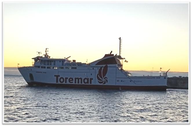 piombino 
Un simpatico saluto è quello che è stato tributato. ieri mattina, all'equipaggio e al comandante del traghetto Toremar, Giuseppe Rum, impiegato sulla linea Piombino-Rio Marina, da parte della cittadinanza piaggese. Una delegazione si è presentata sul molo, poco prima che la nave togliesse gli ormeggi e lasciasse il porto, per raggiungere il Giglio e ha consegnato ai marinai la schiaccia briaca, il dolce tipico riese. in segno di riconoscenza per il servizio reso e l'augurio di buona navigazione.