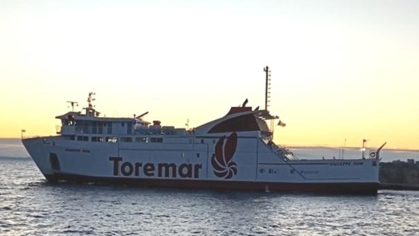 piombino
Un simpatico saluto è quello che è stato tributato. ieri mattina, all'equipaggio e al comandante del traghetto Toremar, Giuseppe Rum, impiegato sulla linea Piombino-Rio Marina, da parte della cittadinanza piaggese. Una delegazione si è presentata sul molo, poco prima che la nave togliesse gli ormeggi e lasciasse il porto, per raggiungere il Giglio e ha consegnato ai marinai la schiaccia briaca, il dolce tipico riese. in segno di riconoscenza per il servizio reso e l'augurio di buona navigazione.