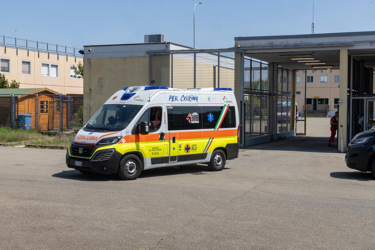 
	Le ambulanze nel carcere (foto di Luigi Esposito)

