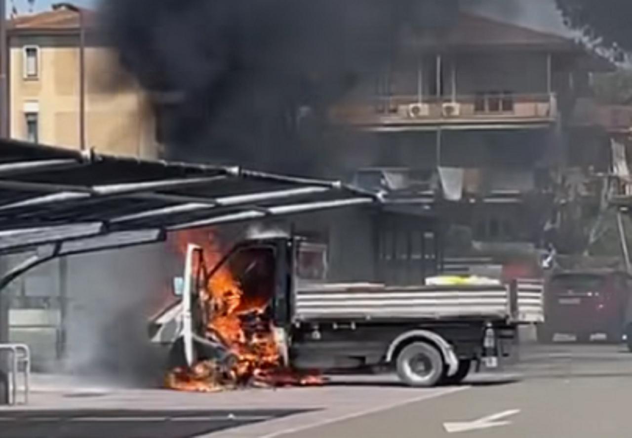 
	Il furgone divorato dalle fiamme

