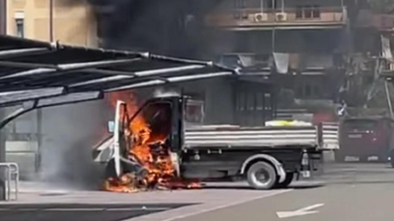 Il furgone divorato dalle fiamme