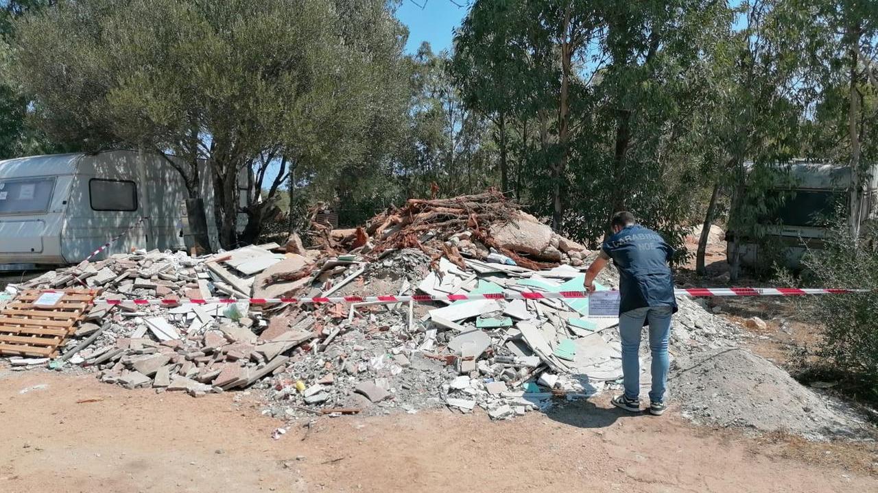 Maxi discarica sequestrata dal Noe all’Isuledda, sigilli anche a 9 roulotte