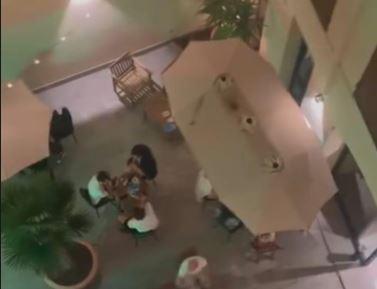 Correggio, un locale tiene in “ostaggio” i residenti di un condominio: «Siamo costretti a dormire in macchina»