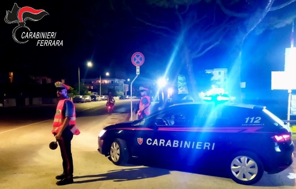 Diciottenne sorpreso con droga e coltelli, arrestato a Lido Volano