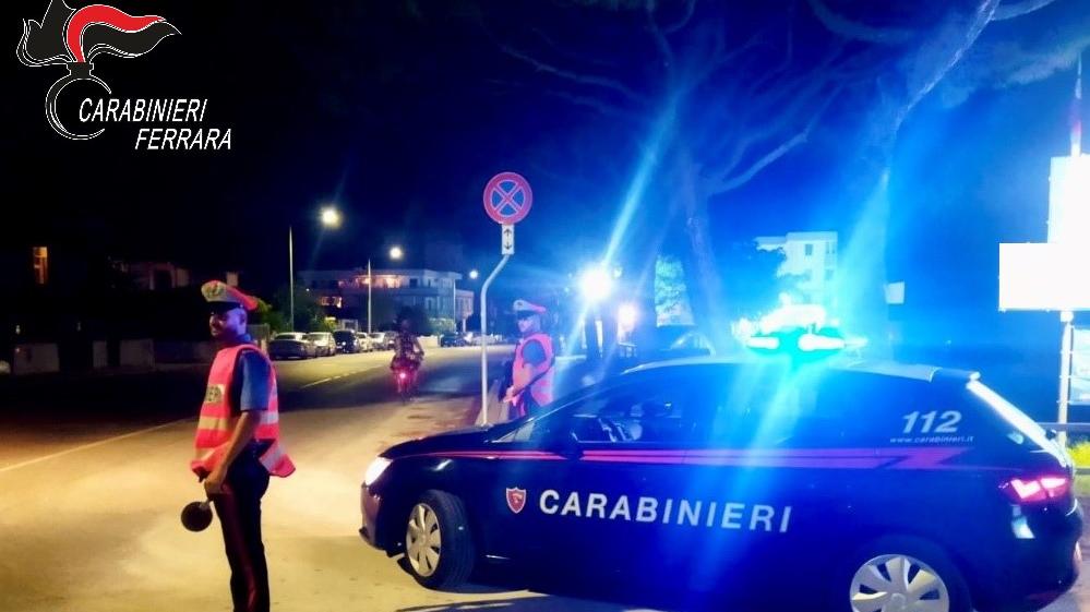 Diciottenne sorpreso con droga e coltelli, arrestato a Lido Volano
