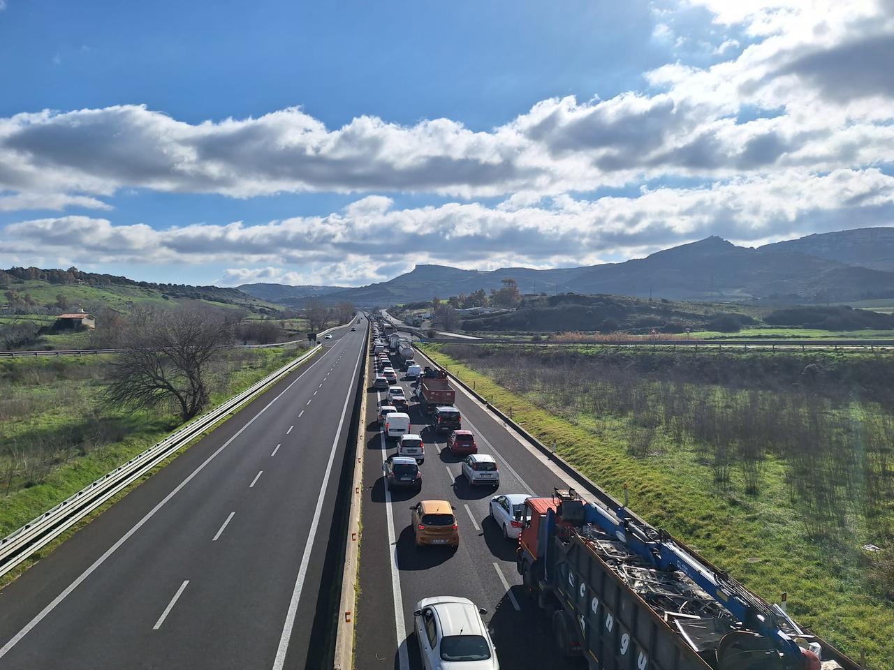 Muros Statale 131 la lunga fila di auto bloccata dalla protesta dei pastori e agricoltori
