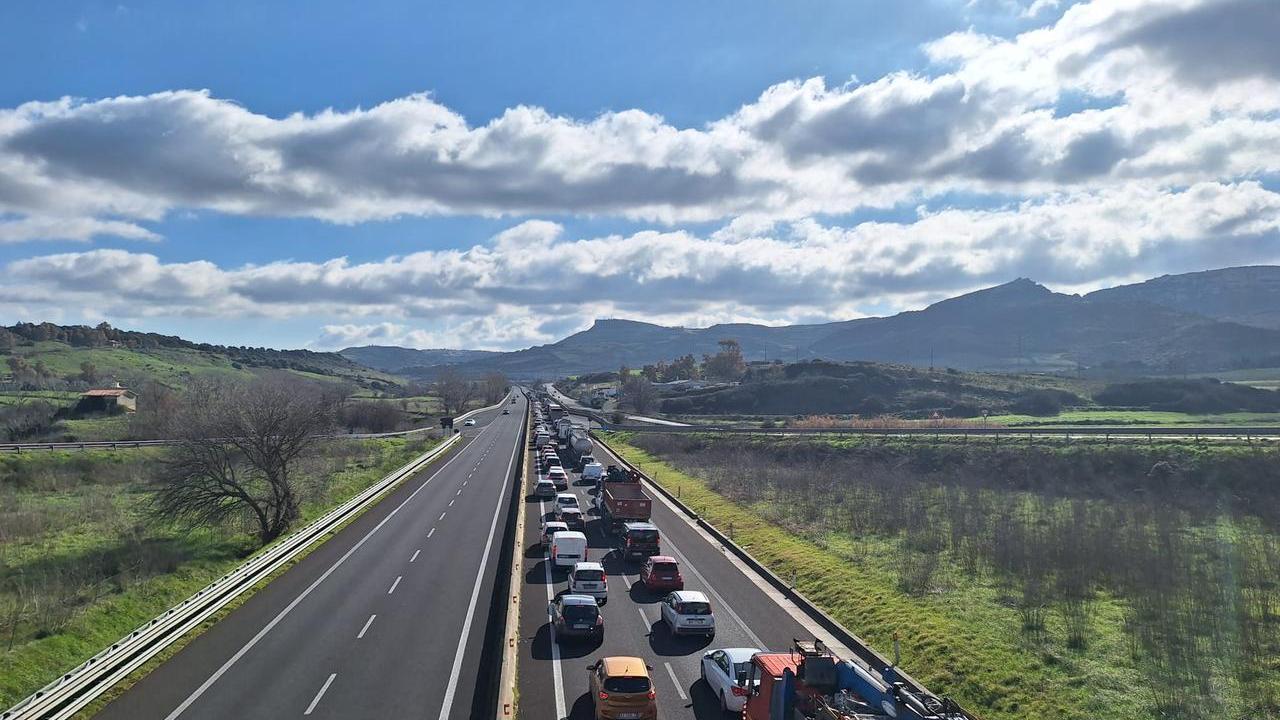 Muros Statale 131 la lunga fila di auto bloccata dalla protesta dei pastori e agricoltori