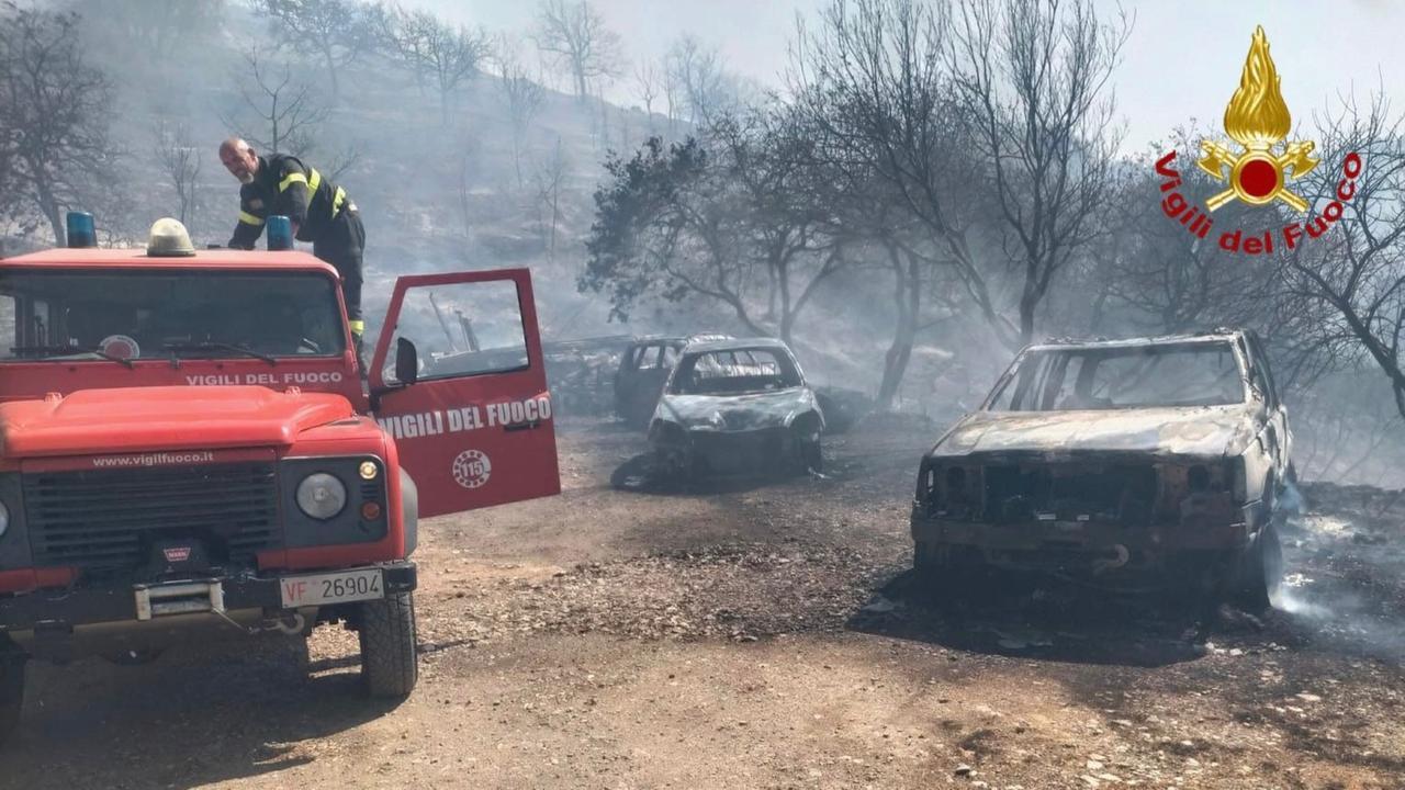 Ozieri, un grosso incendio minaccia le aziende agricole