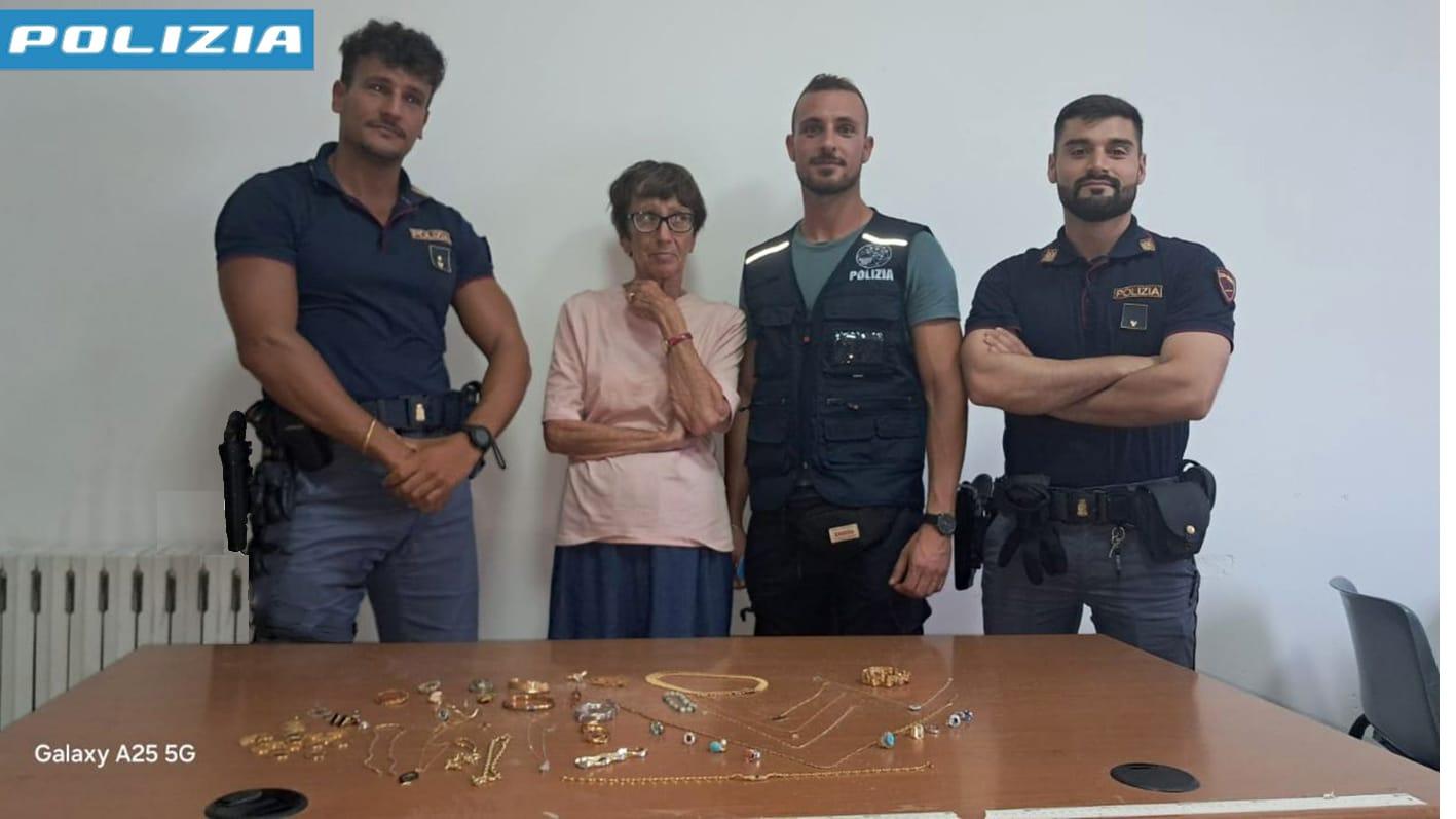I poliziotti con la donna raggirata