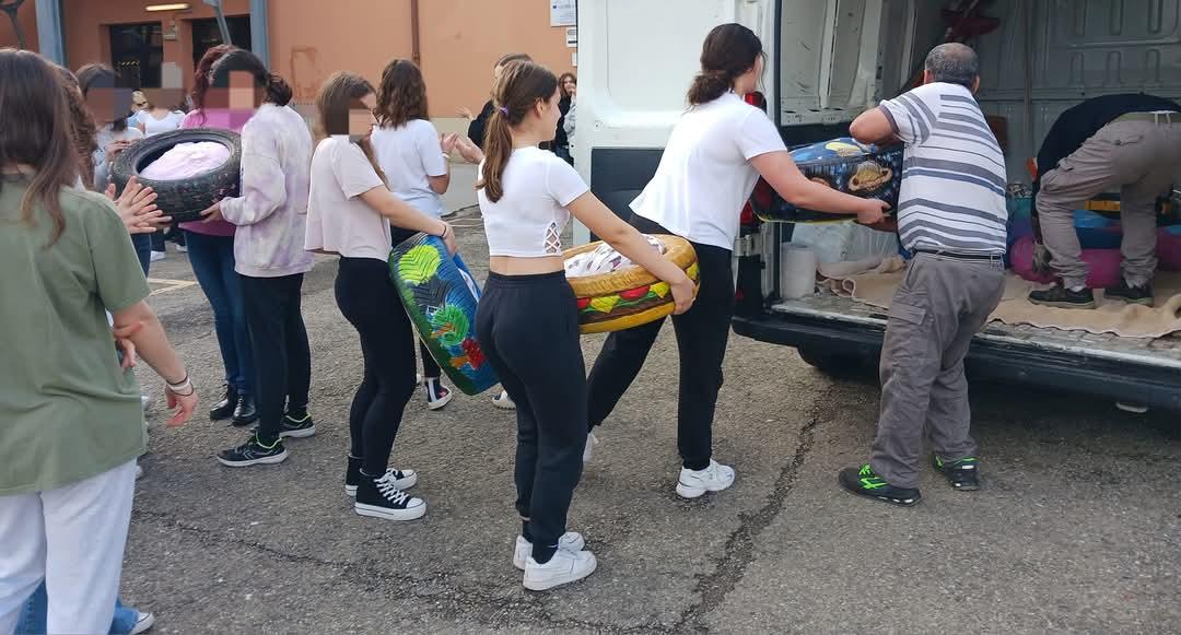 
	Il trasporto di cucce realizzate dai giovani

