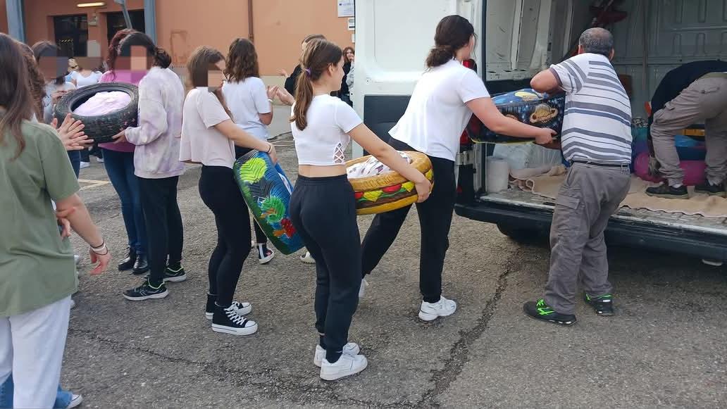 Il trasporto di cucce realizzate dai giovani