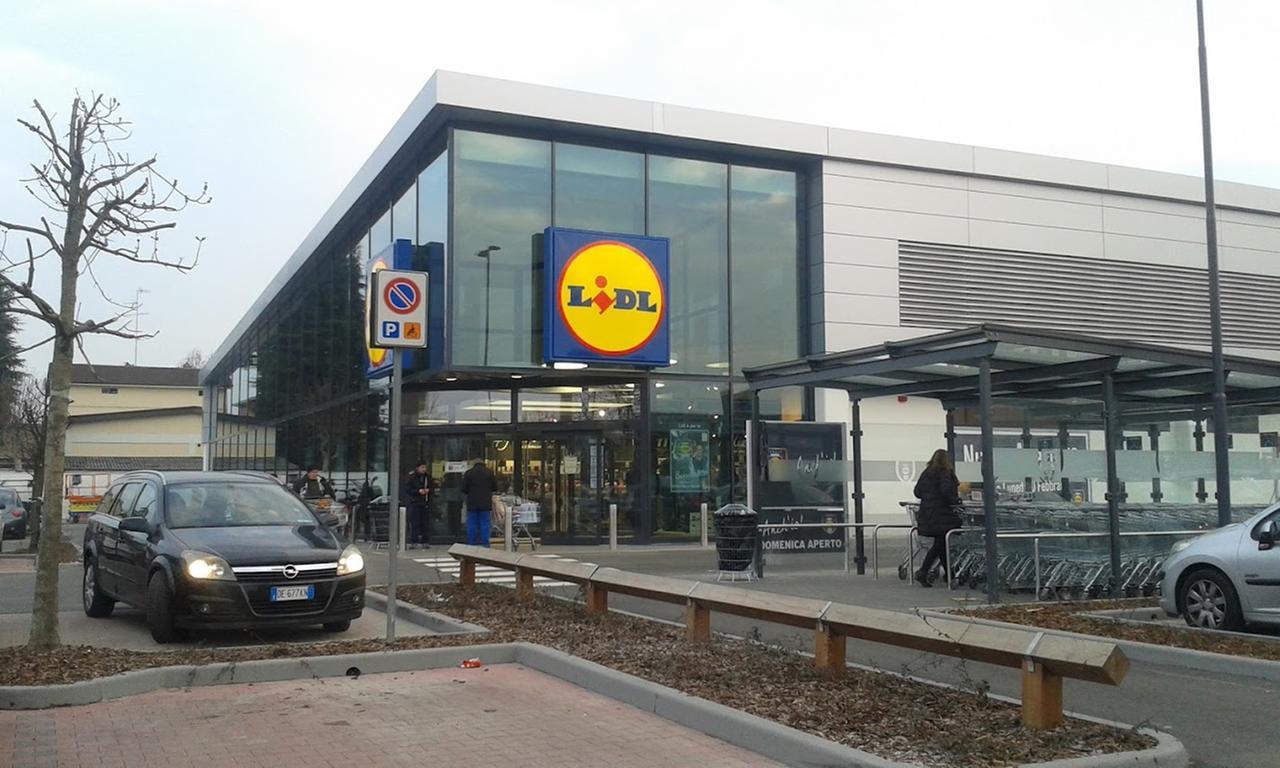 «Se tu fossi mia moglie ti avrei già tagliato la gola»: cliente minaccia di morte un’addetta del Lidl
