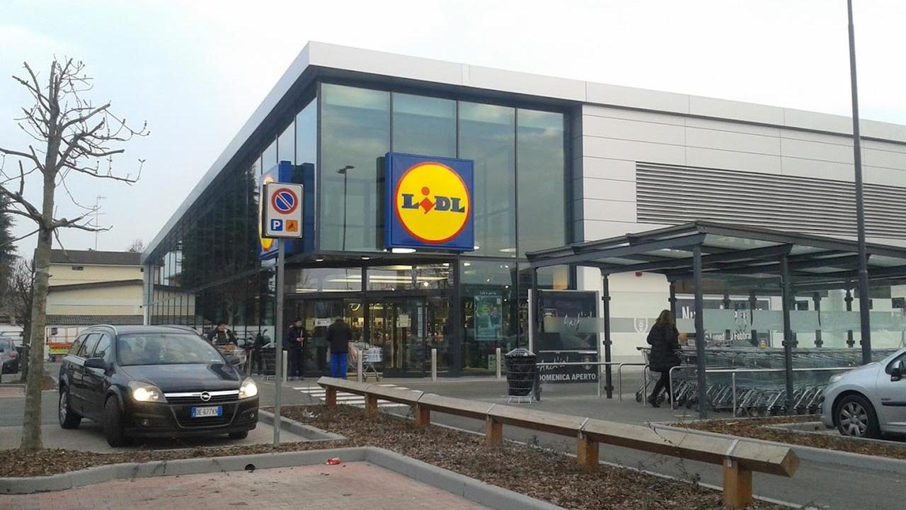 «Se tu fossi mia moglie ti avrei già tagliato la gola»: cliente minaccia di morte un’addetta del Lidl