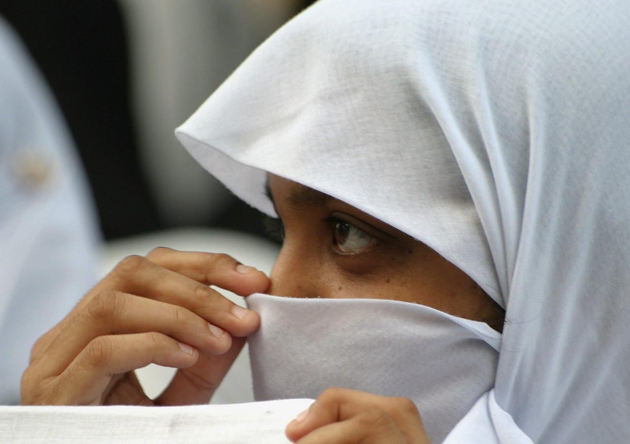 Una foto d'archivio del 20 novembre 2006 mostra una ragazza con l'hijiab, il tipico velo utilizzato dalle donne islamiche. ANSA/AKHTAR SOOMRO /DC