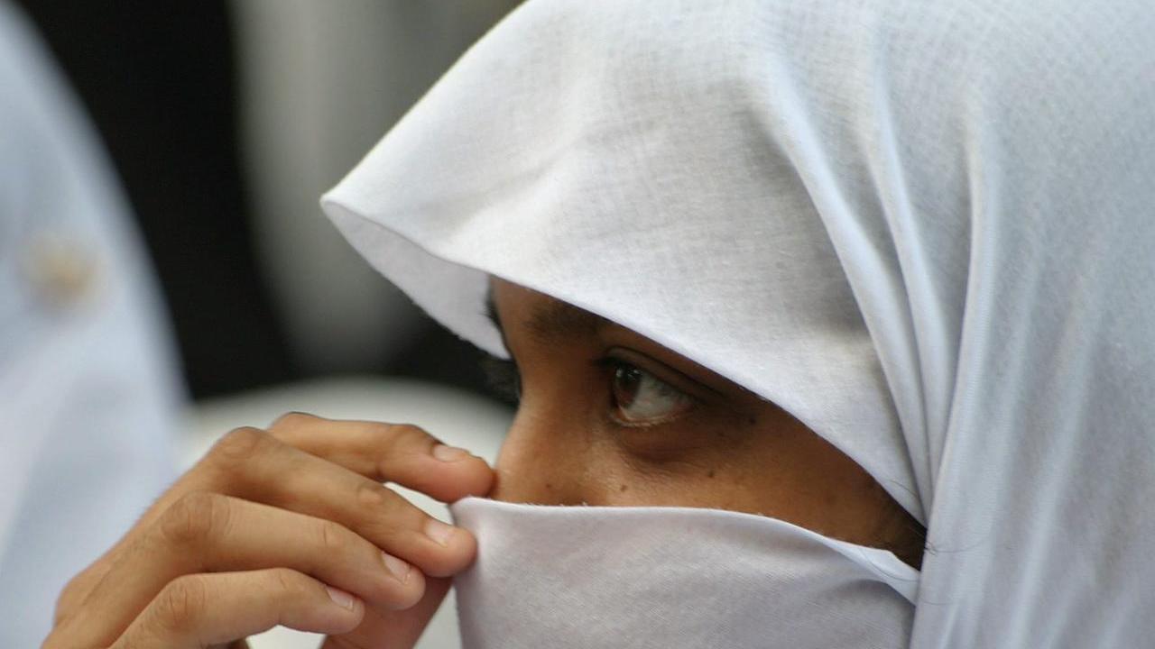 Una foto d'archivio del 20 novembre 2006 mostra una ragazza con l'hijiab, il tipico velo utilizzato dalle donne islamiche. ANSA/AKHTAR SOOMRO /DC