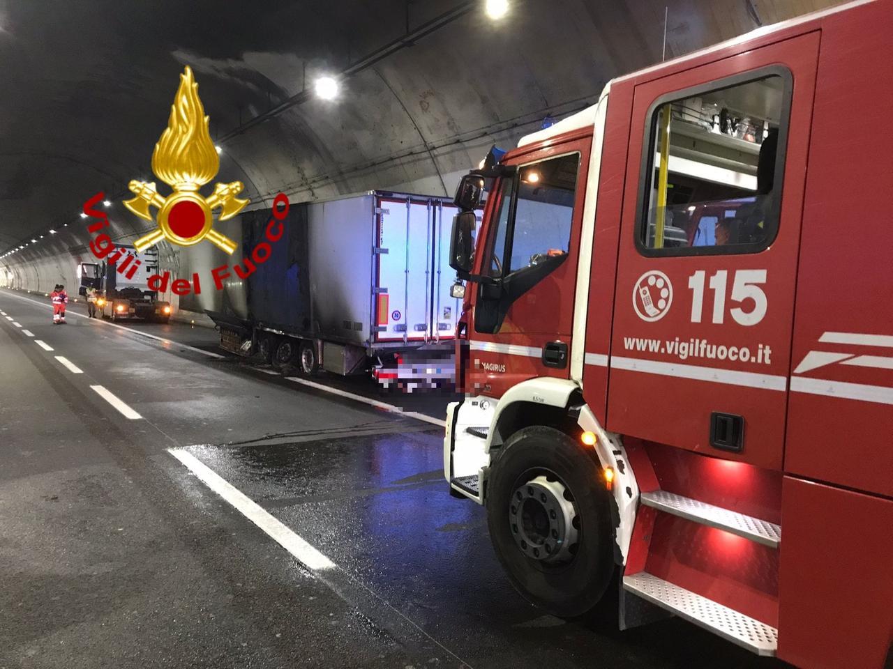 
	L'intervento dei vigili e il camion che ha preso fuoco


