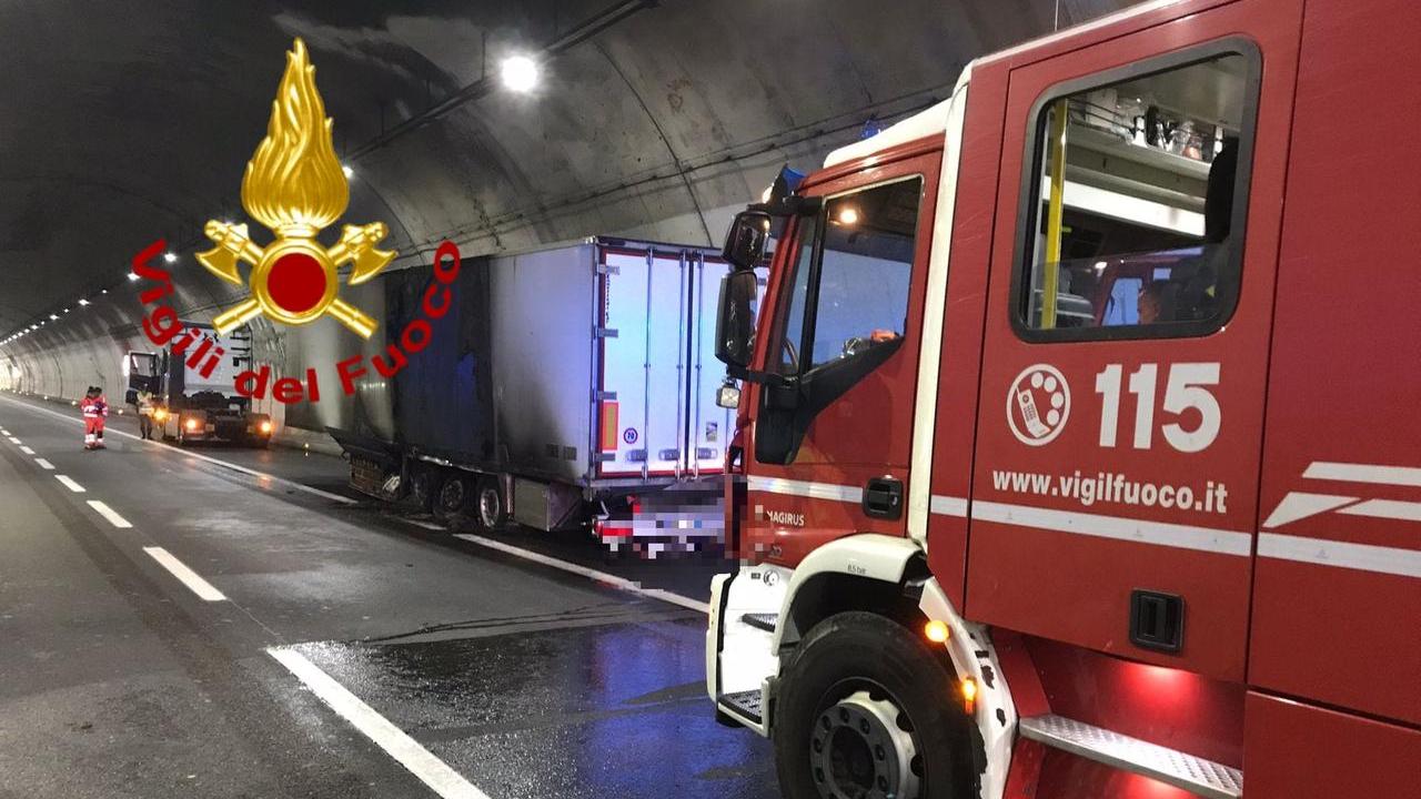 L'intervento dei vigili e il camion che ha preso fuoco