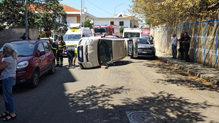 Perde il controllo dell’auto che si ribalta: il conducente resta incastrato nell’abitacolo