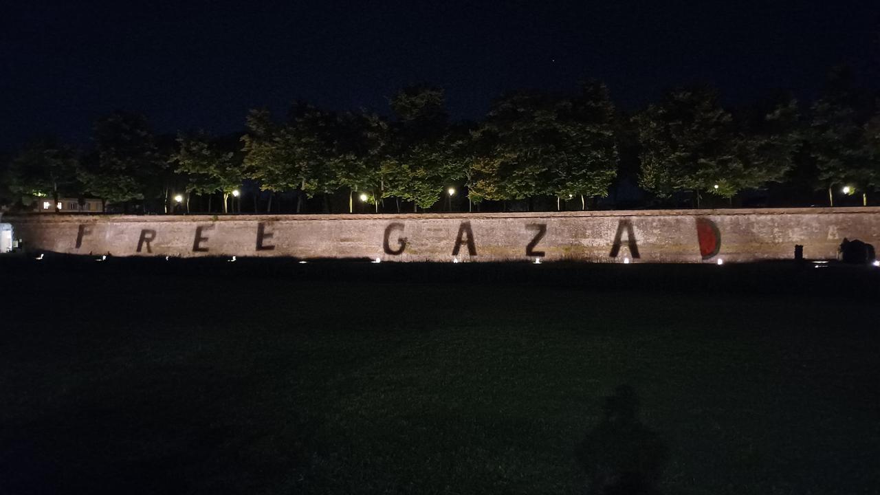 Lucca, la scritta Free Gaza sulle Mura