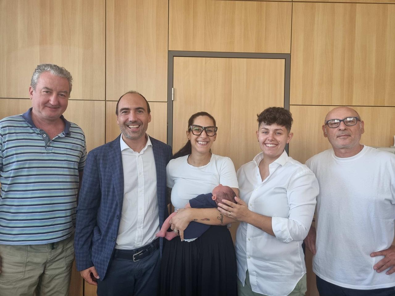 
	Il sindaco Simone Calamai insieme alle due mamme

