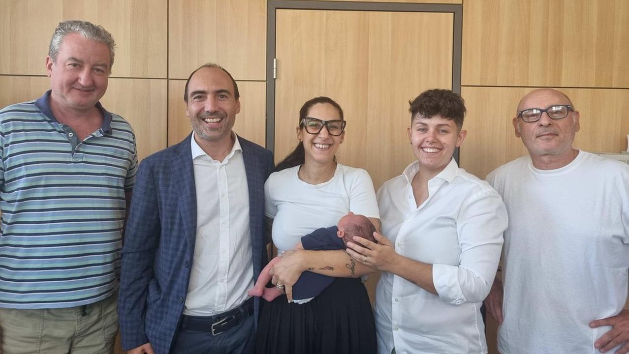 Il sindaco Simone Calamai insieme alle due mamme