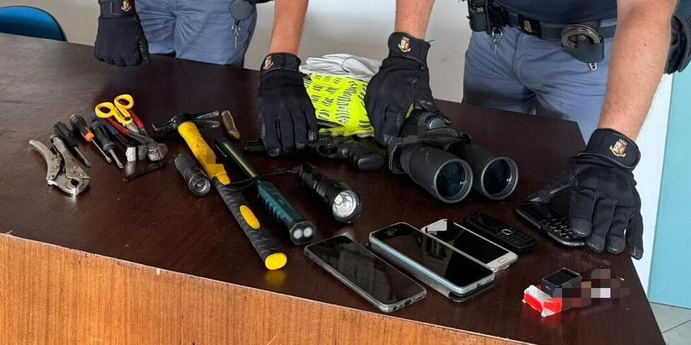 
	Armi e&nbsp;oggetti trovati dalla polizia nell'auto dell'uomo

