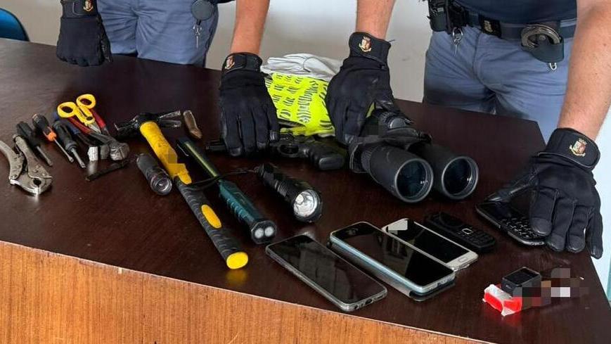 Armi e oggetti trovati dalla polizia nell'auto dell'uomo