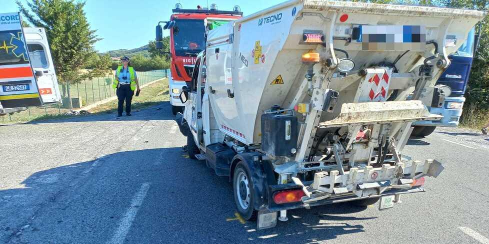 Rosignano, grave motociclista dopo lo scontro col mezzo della raccolta rifiuti
