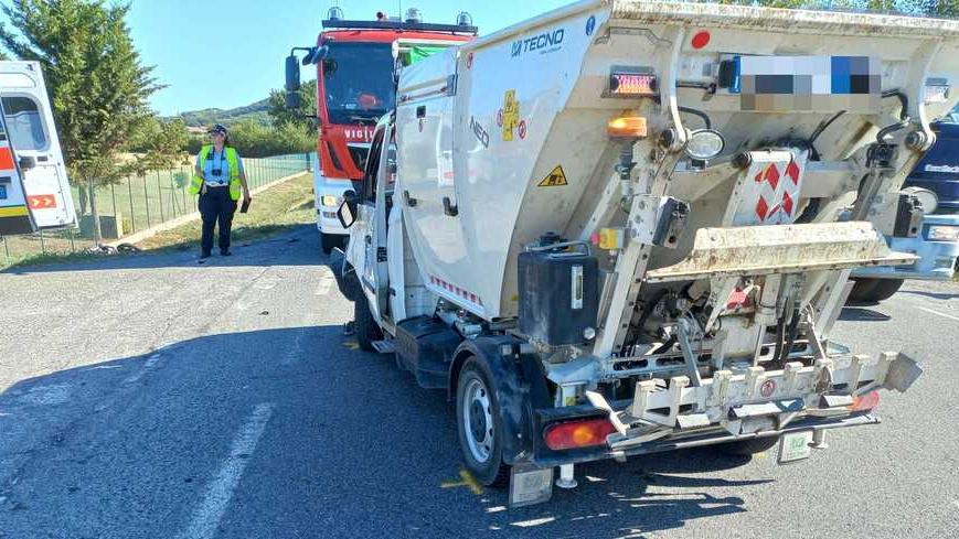 Rosignano, grave motociclista dopo lo scontro col mezzo della raccolta rifiuti
