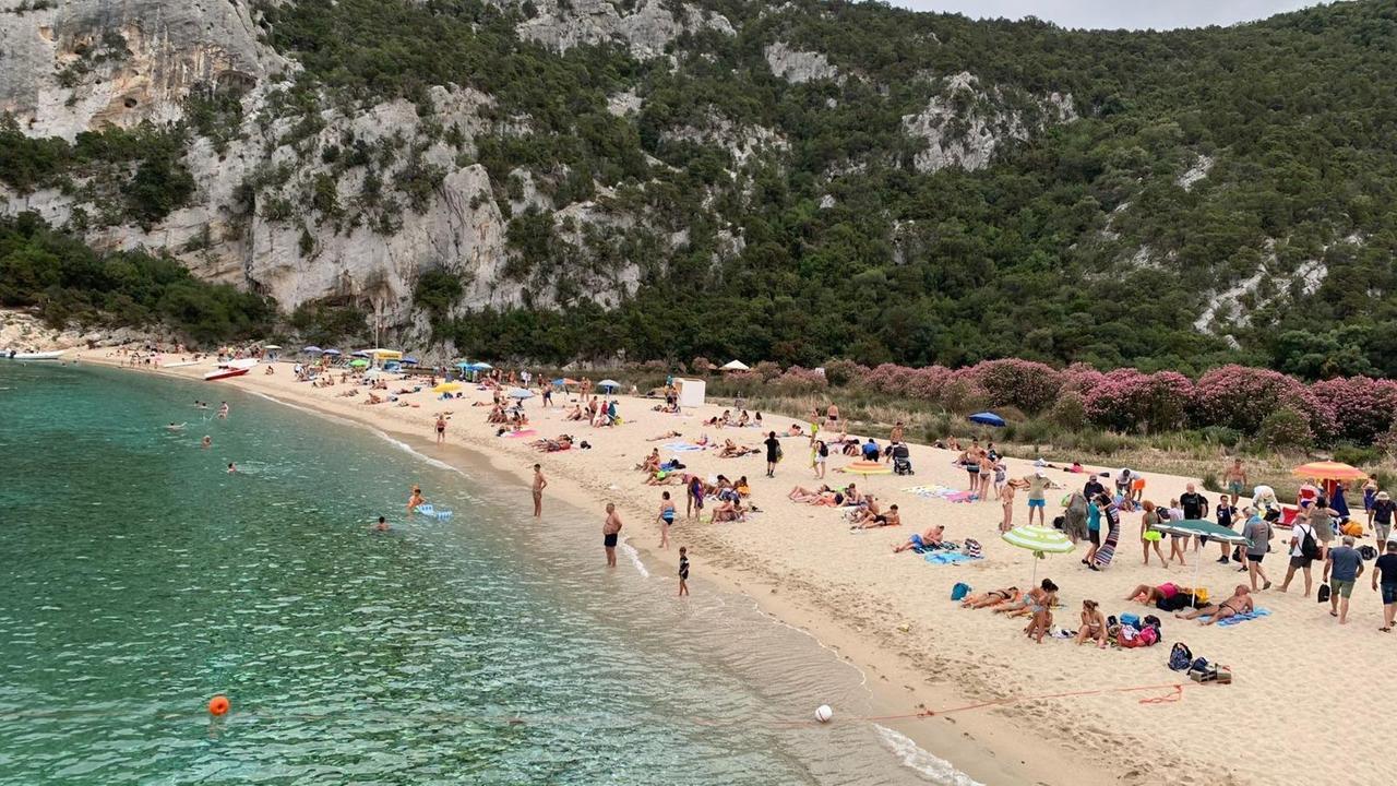 Dramma a Cala Luna, uomo muore in spiaggia
