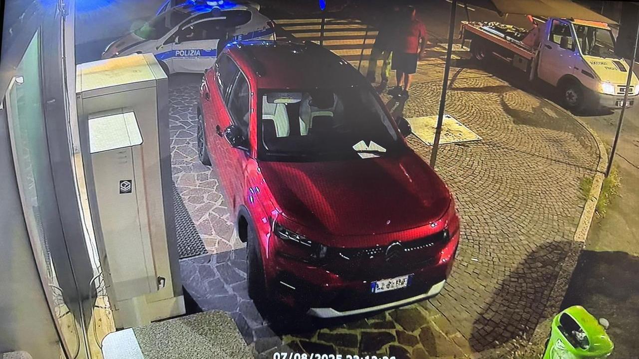 Il Suv parcheggiato sul marciapiede al momento dell'arrivo degli agenti