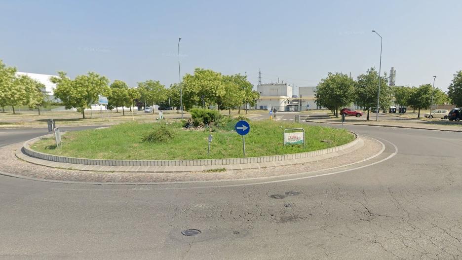 La rapina è avvenuta nei pressi della rotonda tra le vie Galilei e Da Vinci