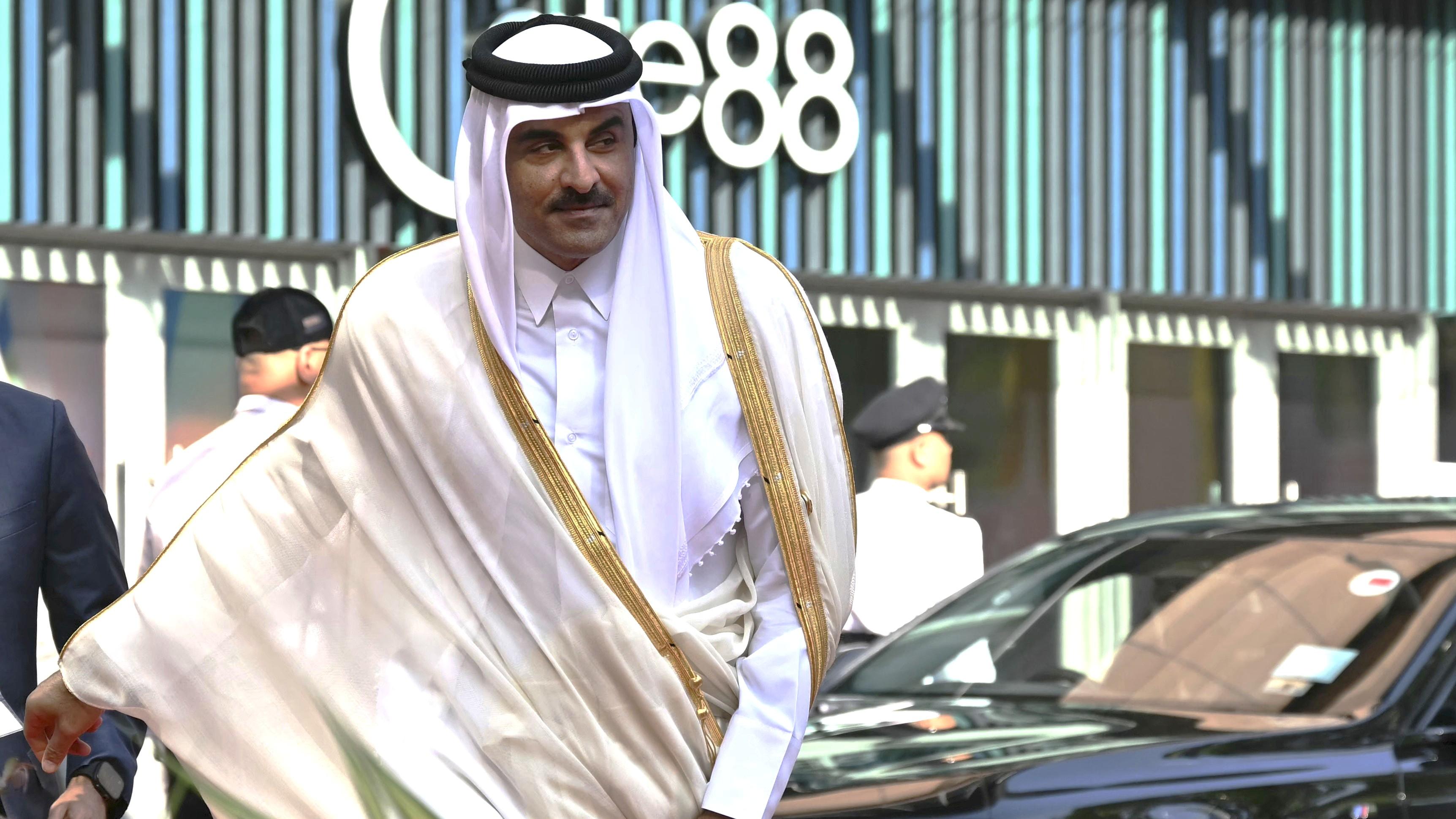 L’emiro del Qatar sbarca a Olbia, incontri blindati con Todde e i sindaci