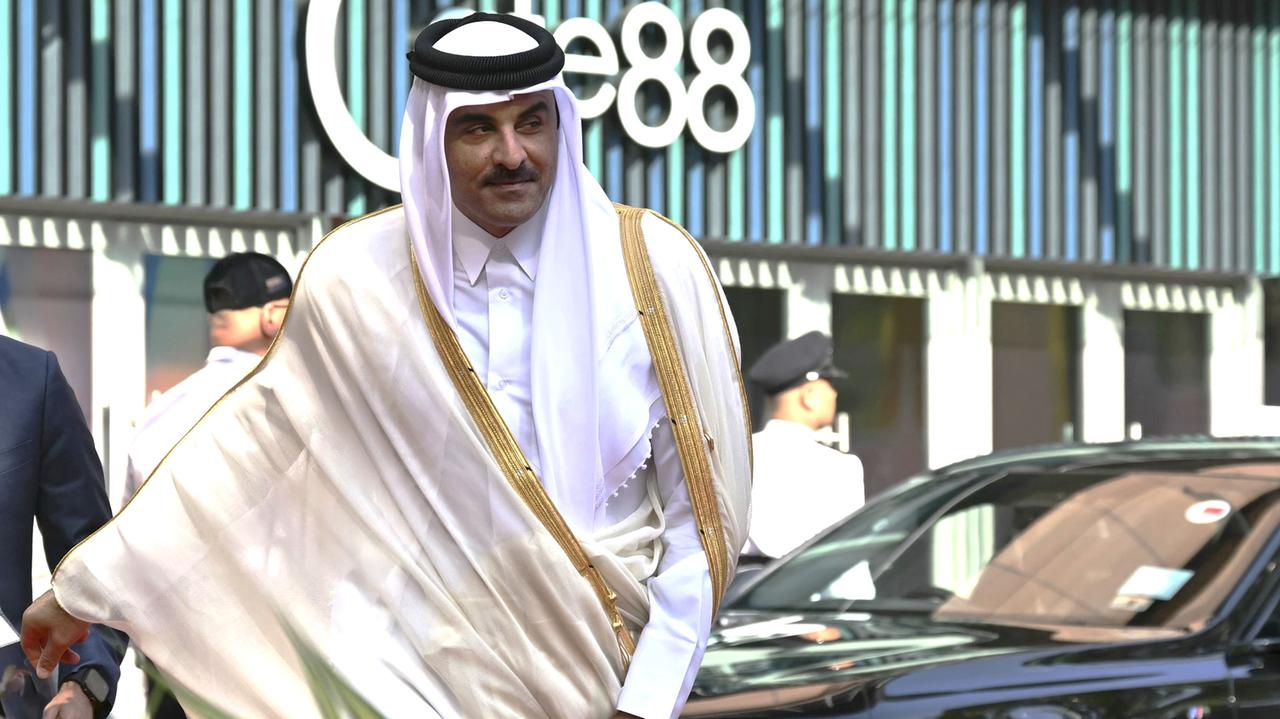 L’emiro del Qatar sbarca a Olbia, incontri blindati con Todde e i sindaci