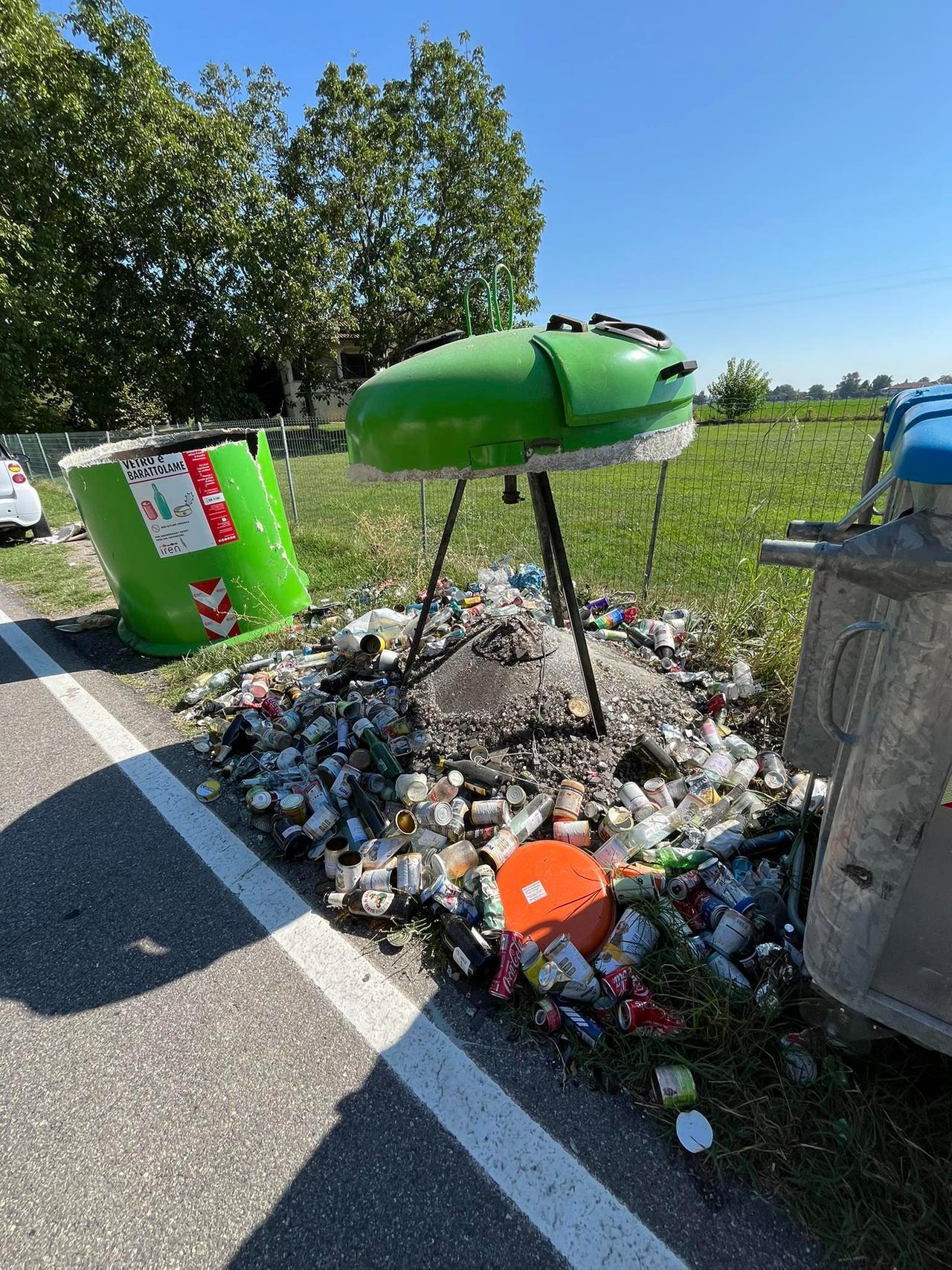 Arceto, campana del vetro distrutta dai petardi: di notte i residenti ripuliscono la strada