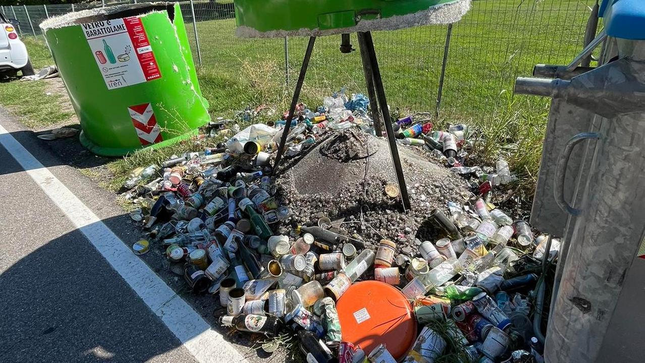 Arceto, campana del vetro distrutta dai petardi: di notte i residenti ripuliscono la strada